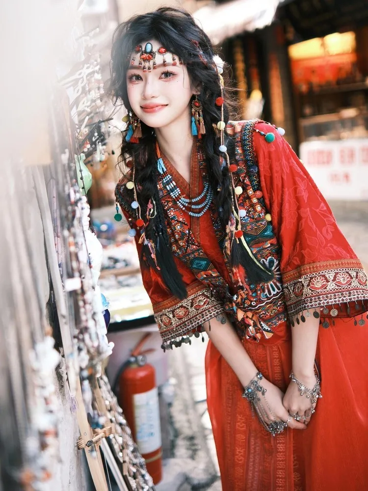 Duizend huishoudens van etnische meisjeskostuums, exotische stijl en prestaties