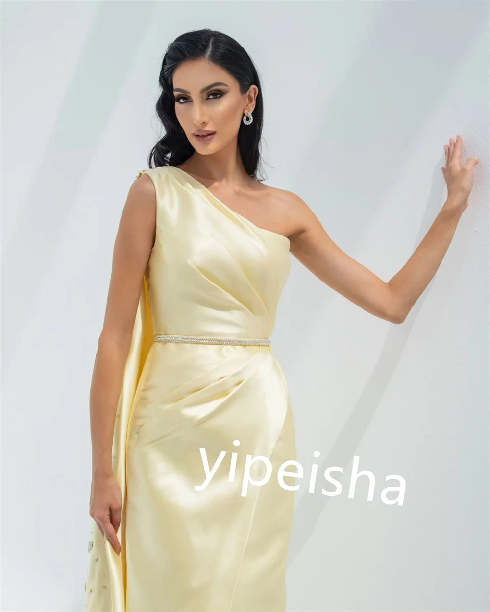 Um ombro vestidos de cetim, elegante, cetim, plissado, lantejoulas, reto, requintado, Formal, estilo moderno, tamanhos disponíveis