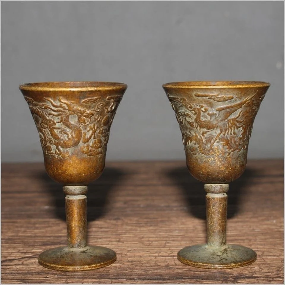 

A pair of bronze wine glasses with dragon and phoenix patterns from the Republic of China street vendors, picking up leaks