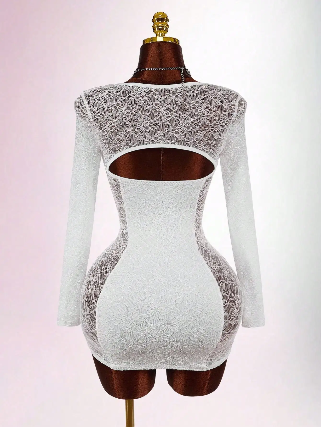 Biała koronkowa sukienka mini typu bodycon z długimi rękawami, dekoltem w kształcie serca i odkrytymi plecami, idealna na imprezy i do klubu.