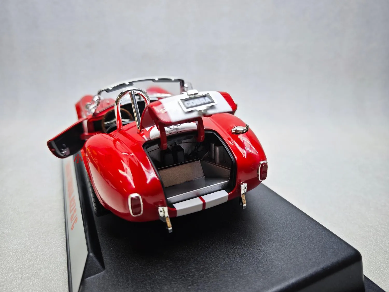 1:18 SHELBY COBRA 427 S/C จําลองรถสะสมของเล่นของขวัญของที่ระลึกจอแสดงผลเครื่องประดับ