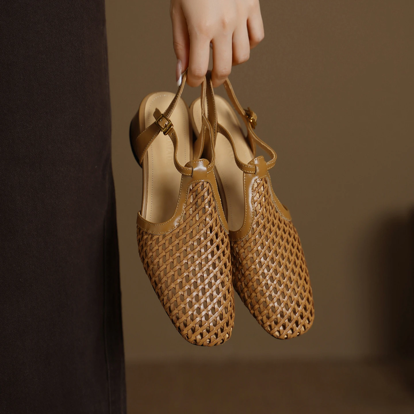 

Fashion News Women Summer Sandals Weave Breathable Flats Heels Genuine Leather Hollow Out Casual Women Shoes Plus Size 34-42