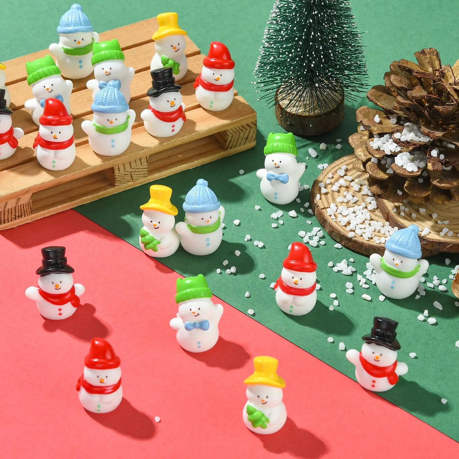 PandaHall 20 Stück 5 Stile Weihnachts-Schneemann-Mini-Ornamente aus Harz, Weihnachts-Mikrolandschaftsdekoration für DIY-Schmuck und Bastelarbeiten – Detail 6