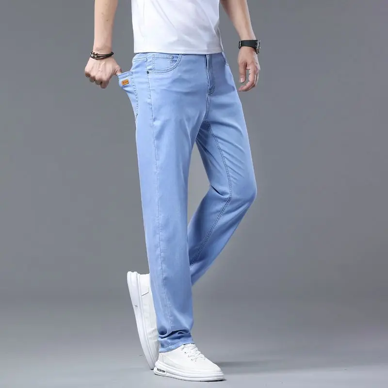 2025 Jeans elasticizzati slim azzurri da uomo nuovi estivi Lyocell stile sottile moda casual pantaloni in denim di seta di ghiaccio pantaloni di marca maschile