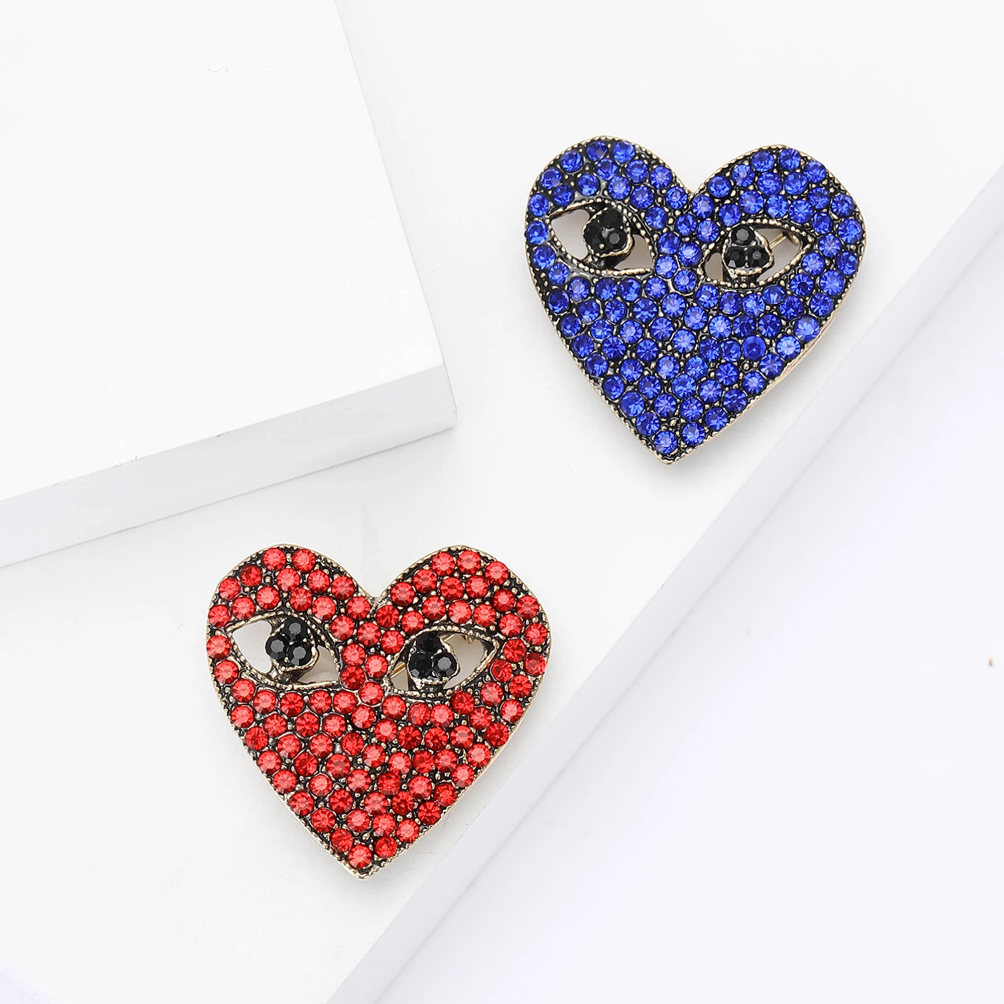 Valentine's Day Rhinestone Eyes Love Brooches for Women Unisex Heart Pins 2-color Available Banquet Party Accessories Gifts