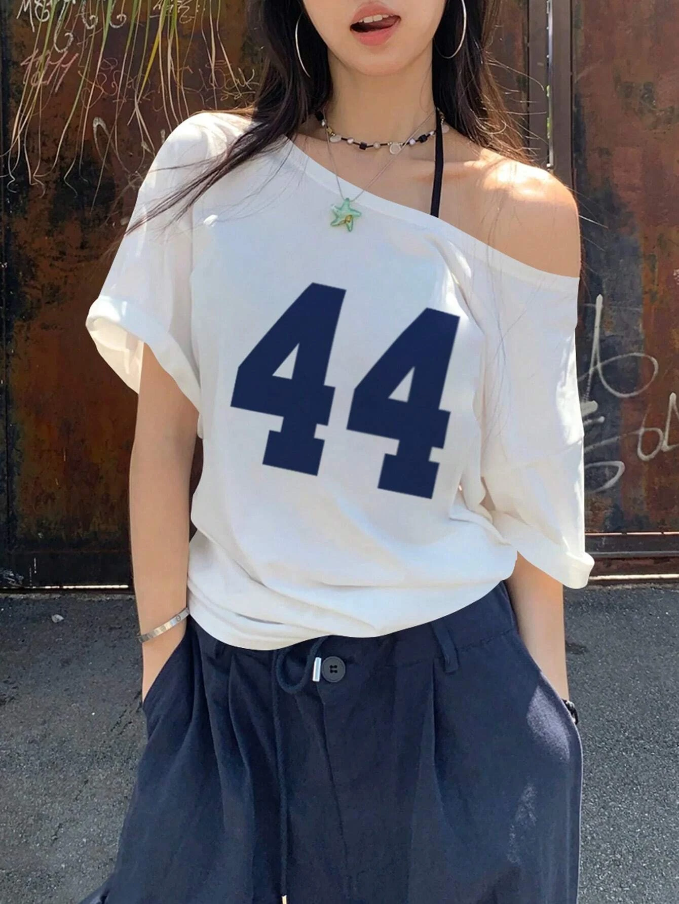 

Women's casual off-shoulder short-sleeved 44 Arabic numerals printed pattern T-shirt | Off-shoulder loose summer top