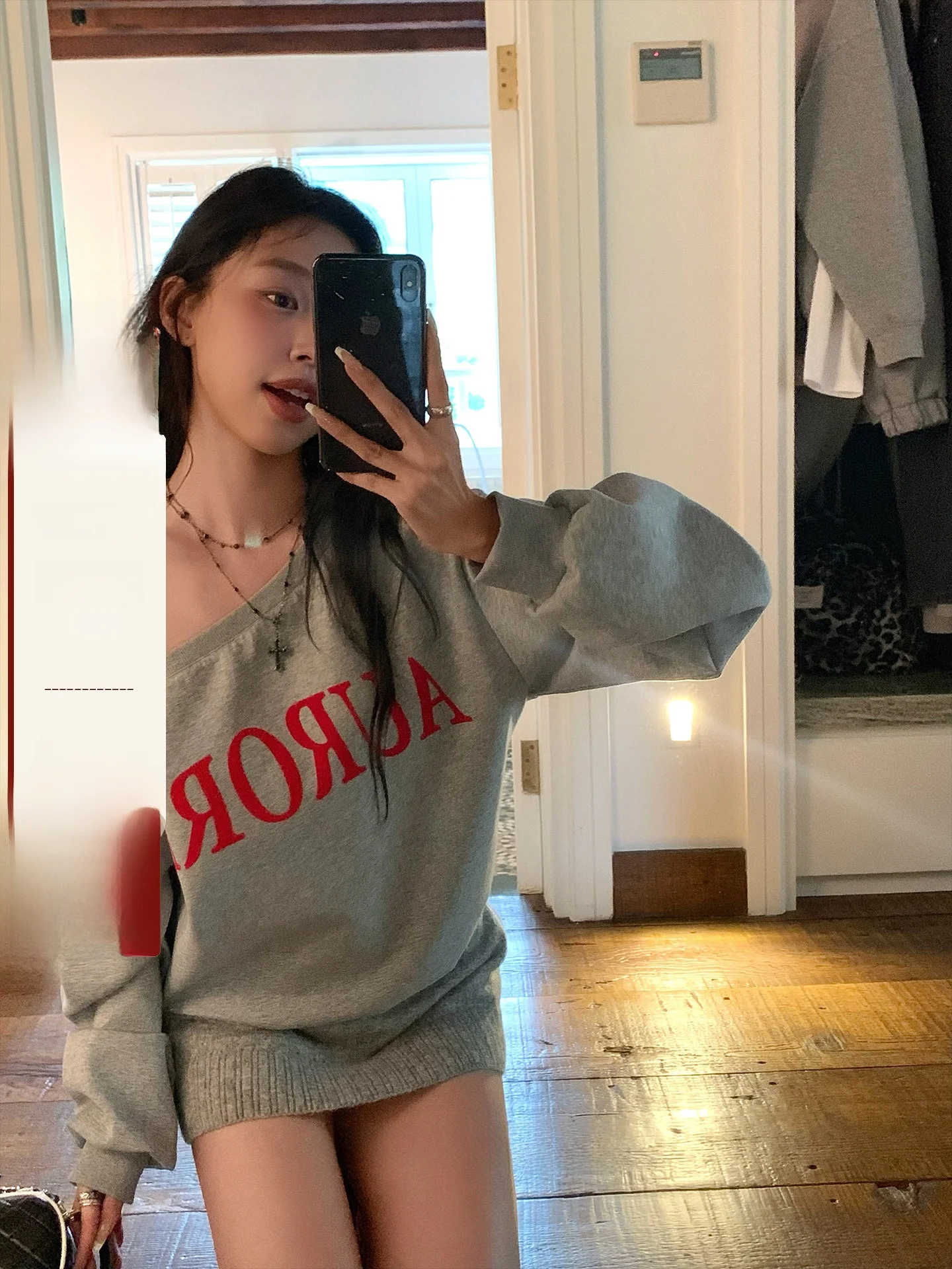 

Ретро-американский свитшот с открытыми плечами и длинными рукавами для женщин, с контрастным буквенным принтом в серо-красных тонах, повседневный хлопковый топ.