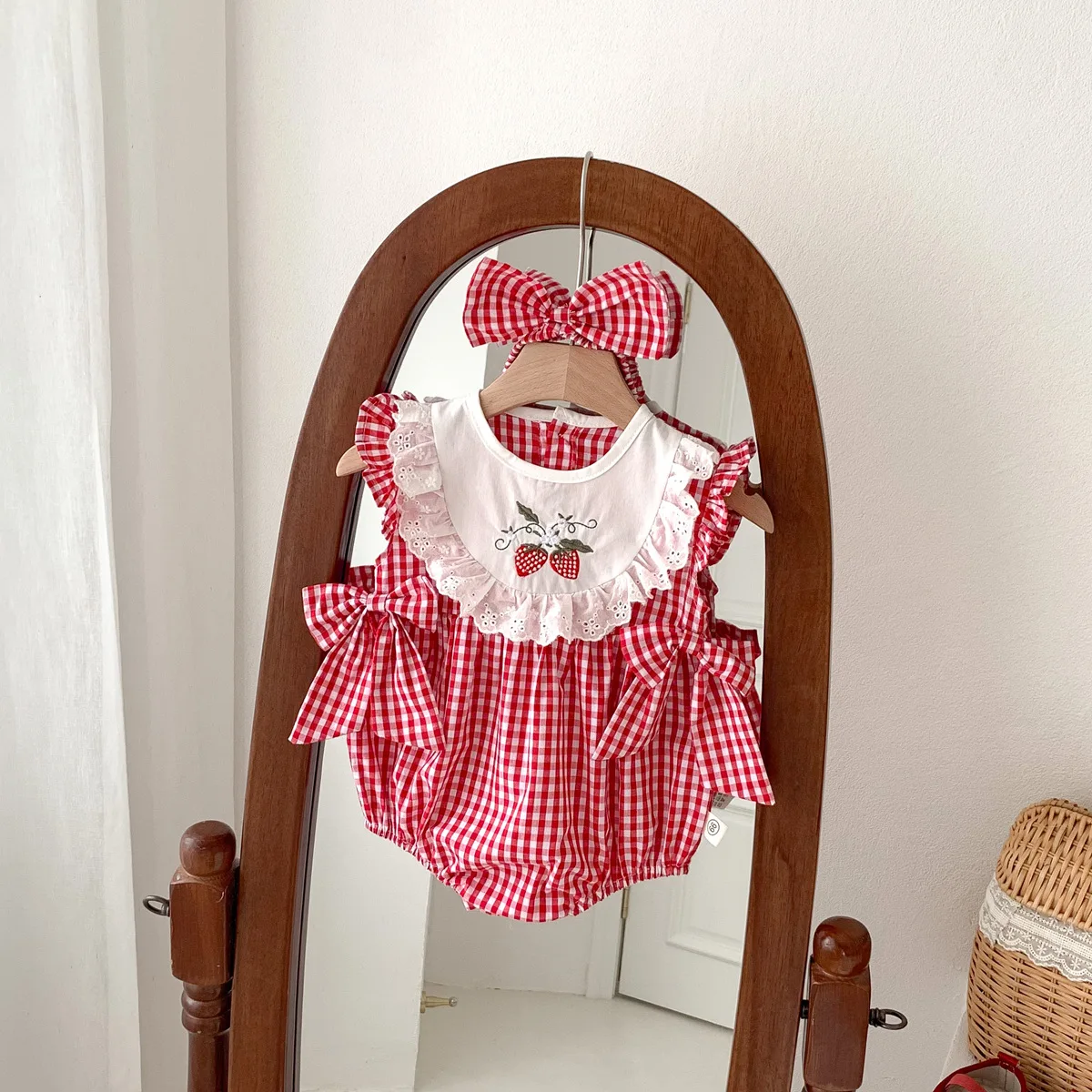 Baby Girls Red Plaid Morango Bordado Romper + Fita De Cabeça Conjunto Para Fato De Menino De Verão Recém-Nascido