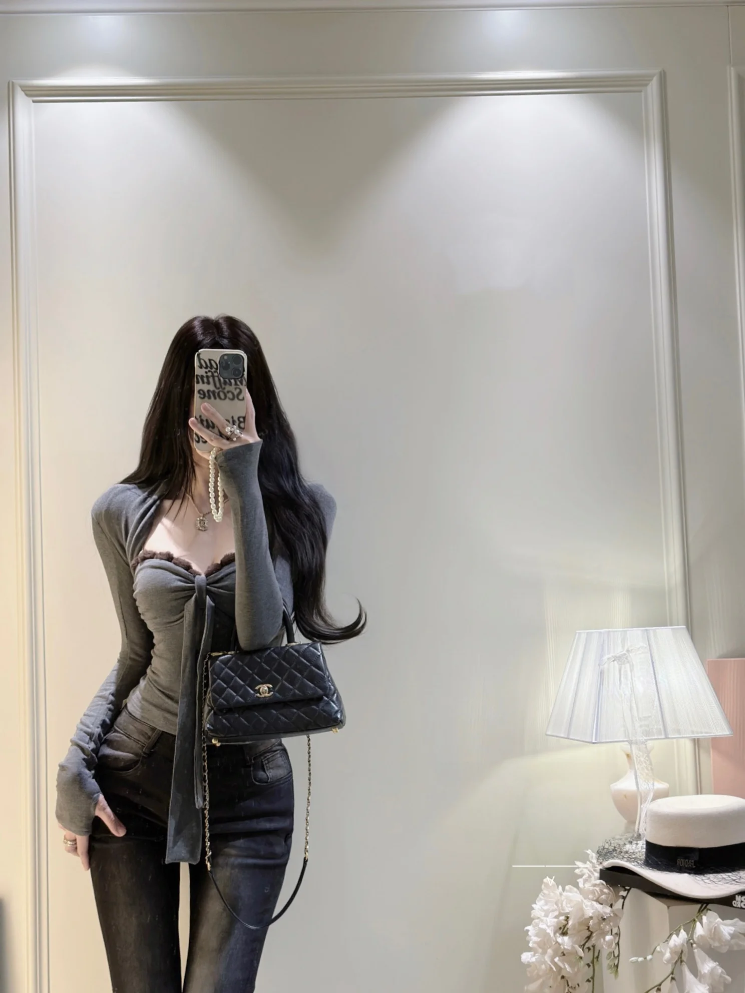 

Комплект для женщин: топ-бандо с узлом и расклешенные брюки, вязаные, двухцветные, с мягкими вставками на плечах, в стиле Manchester Ci New Rich Girl