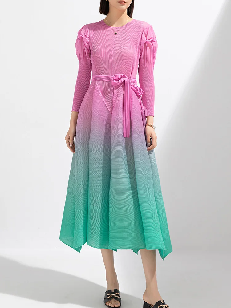 

MIYAKE Spring new pleated, fashionable and elegant waistband tie up gradient color design flower bud mid length dress [20230493]