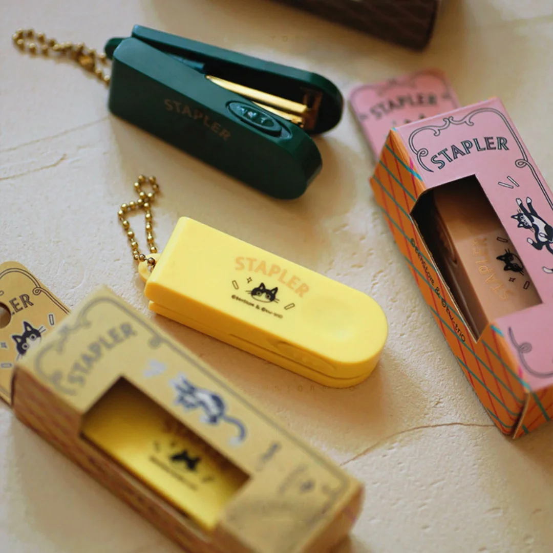 

Портативный степлер, 10 скоб, конструкция из АБС-пластика и металла, совместим с степлерами 24/6, 26/6, подходит для офисов и школ.