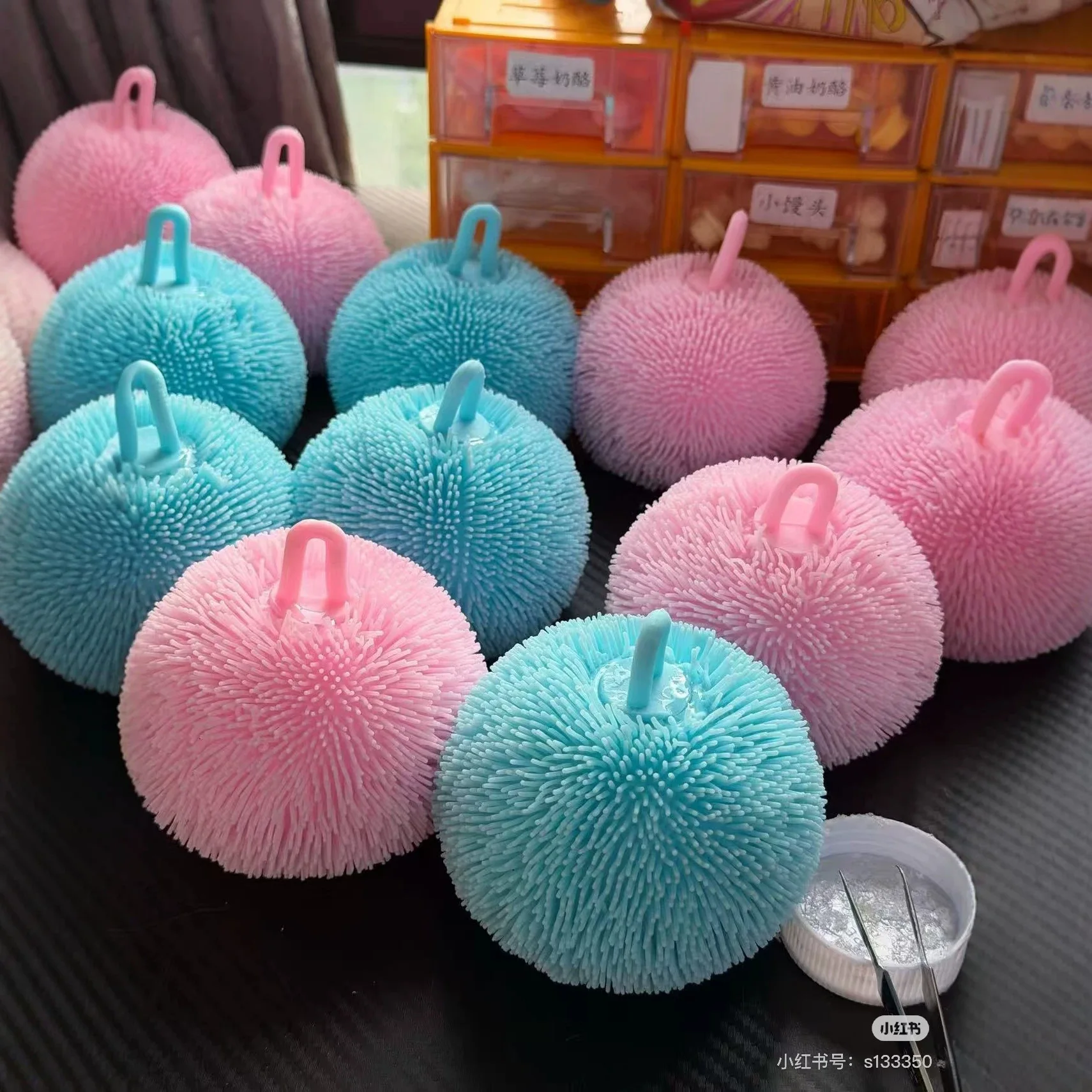Knusprige, flauschige Bälle als Fidget-Spielzeug, knisternde sensorische Bälle, sensorisches Spielzeug, TPR-Stressabbau-Bälle, flauschige Bälle zum Quetschen, Partygeschenke, Geschenkidee – Detail 4