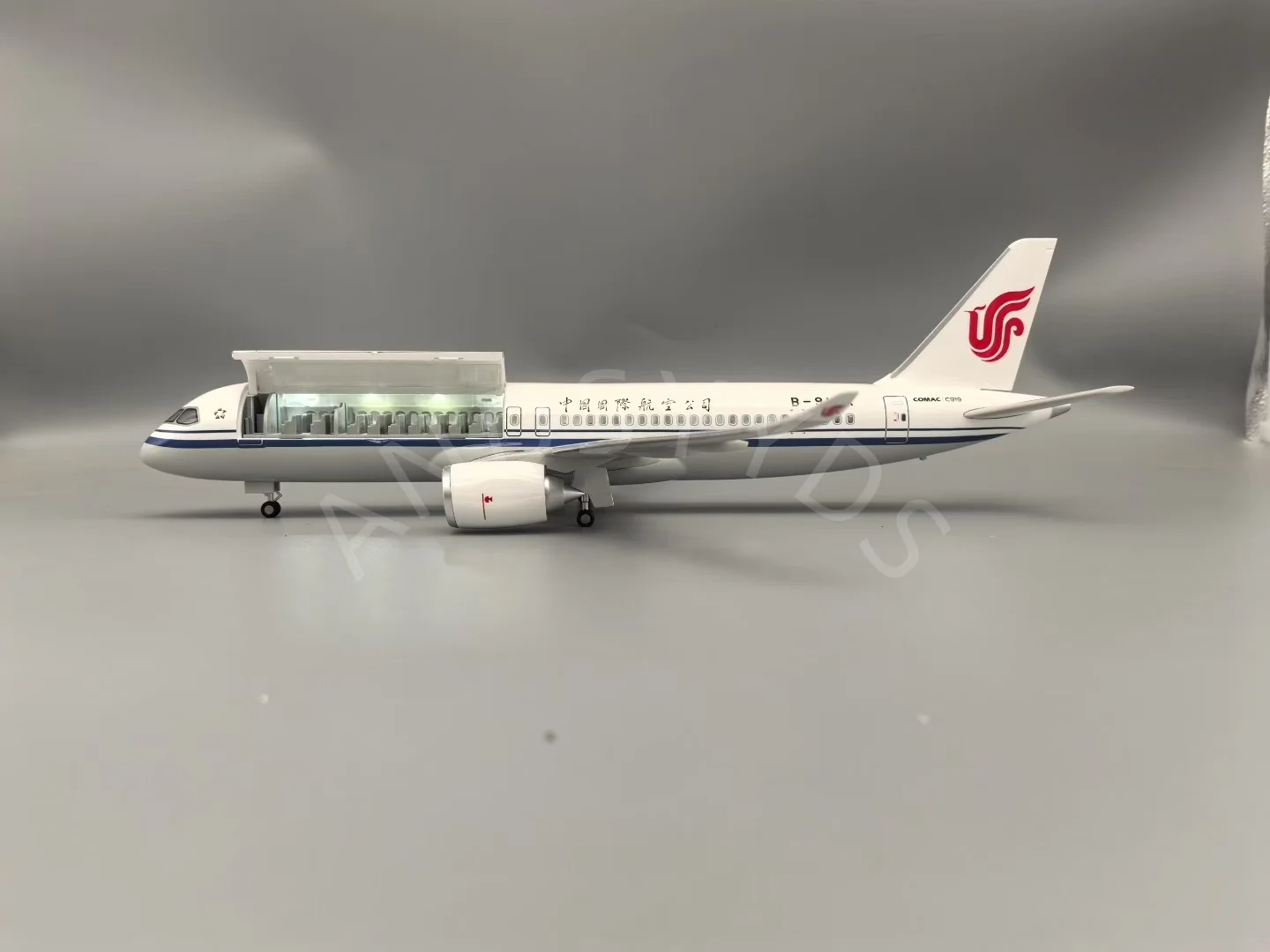

Toys Model Aircraft For Children Air China Airline C919 Airplane Diecast Resin Plastic 47cm Simulated with LED Lights Ornaments