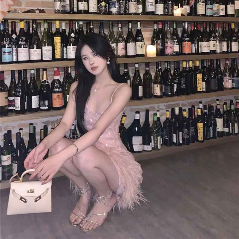 Nuovo 2025 Versione Estiva Elegante Stile di Moda Famosa Serie Calda Paillettes Impiombato Peluche Halter Dress Temperamento Squisito