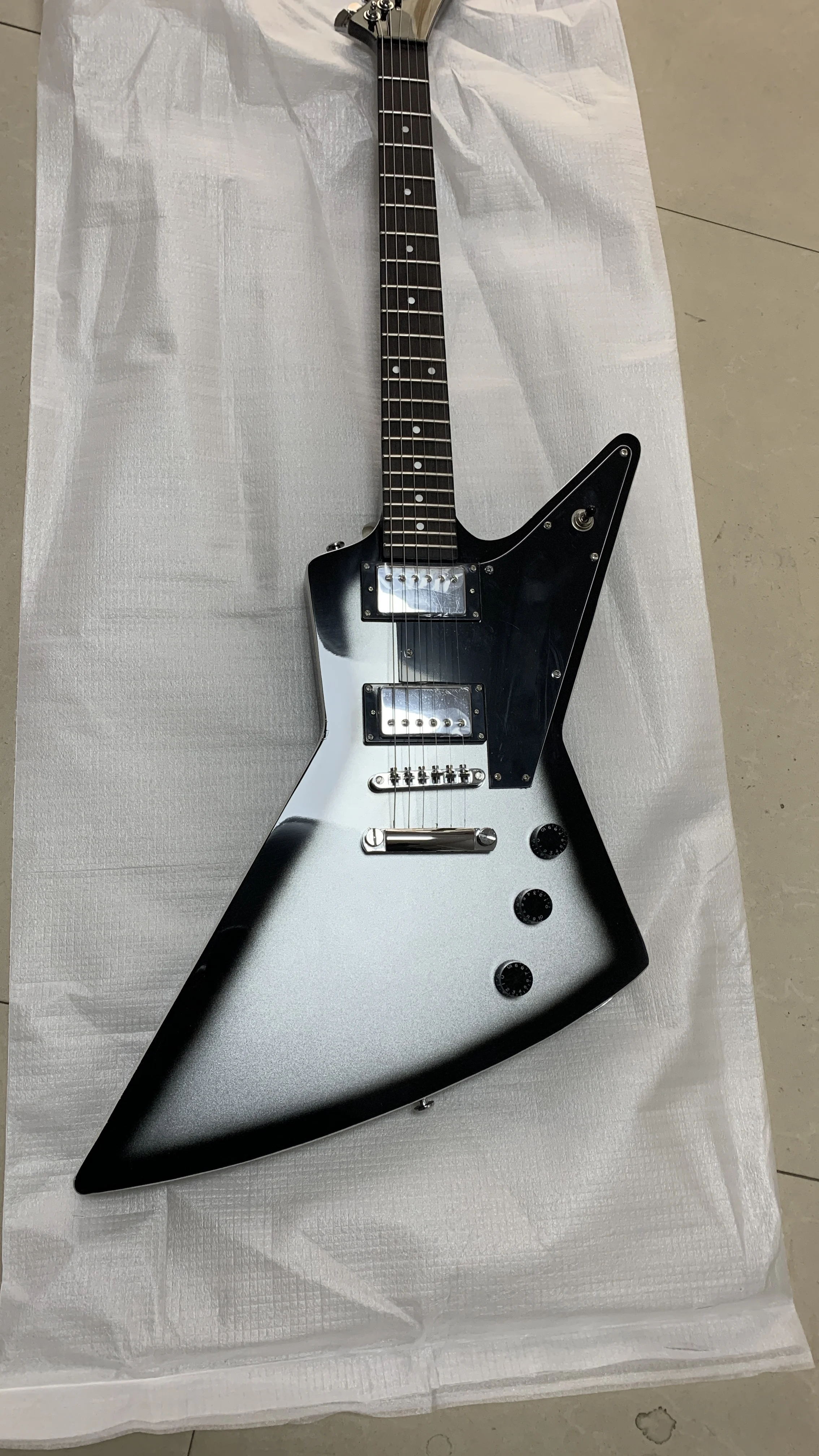 Factory direct sales high-end 6-string goose electric guitar, metal gradient, double pickup, free delivery