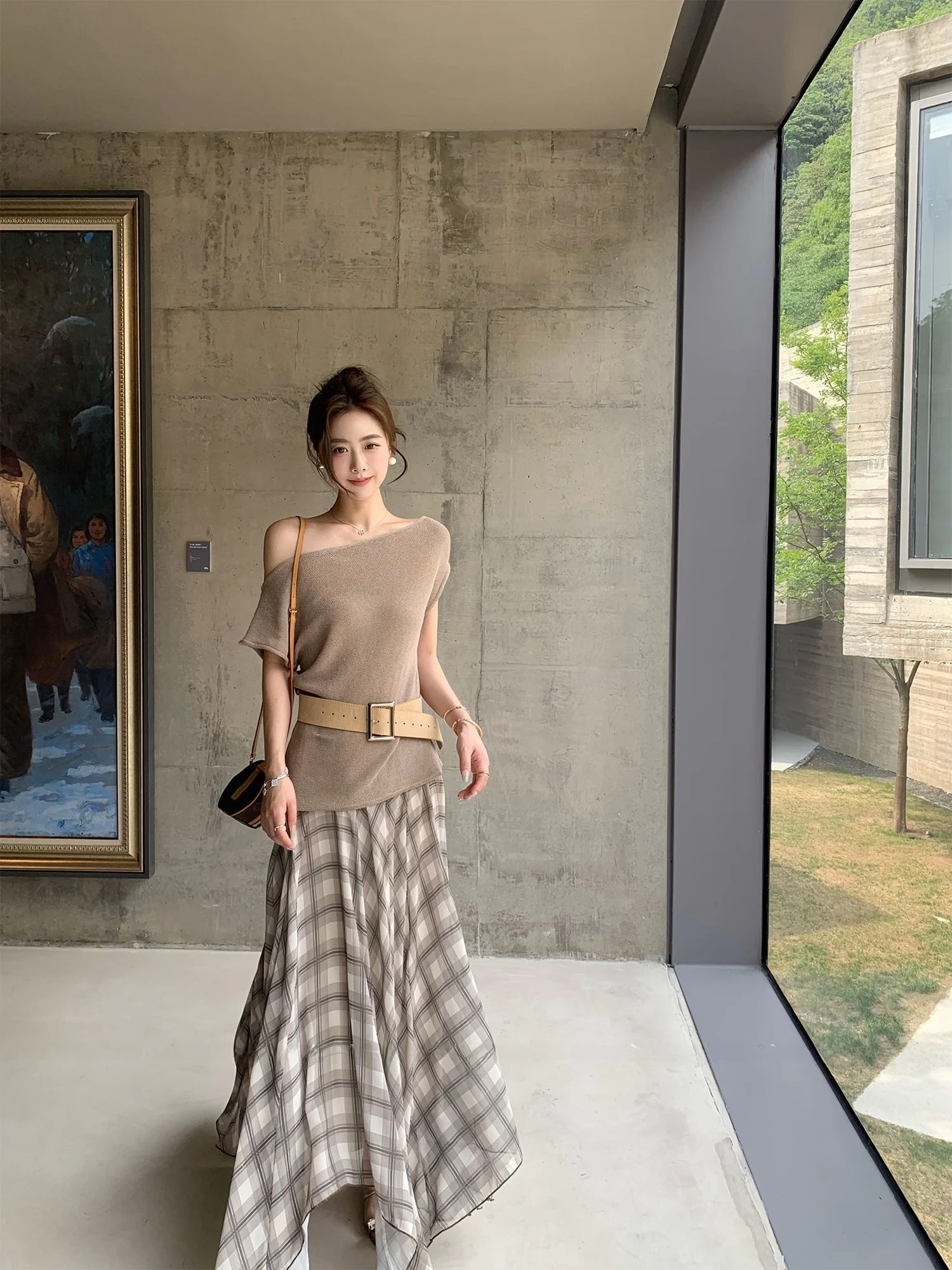 

Модный осенне-зимний женский комплект: вязаная юбка в клетку в стиле студентки-художницы и топ с асимметричным вырезом из ткани «бумажный шелк»