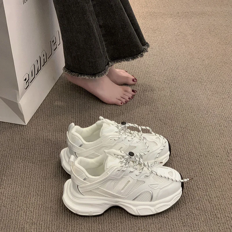أحذية أبيض جديدة لخريف 2025 للنساء، زيادة الطول الطويل، قاع سميك، أحذية رياضية كلاسيكية على شكل كعكة الصنوبر