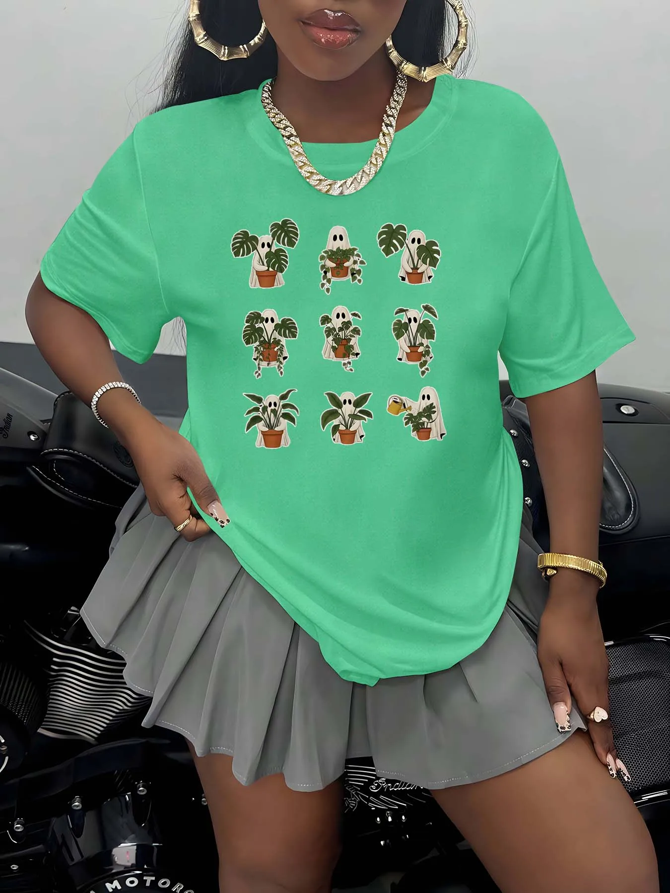 Pezzo di moda taglie forti con adorabili fantasmi che cura di piante in vaso Design che mescola l'estetica festiva divertente e delicata