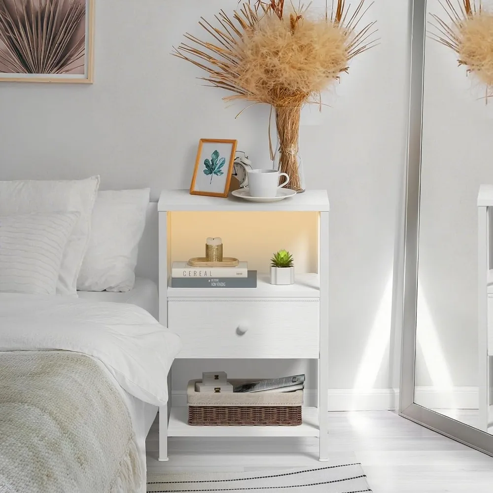 منضدة بيضاء مع قاعدة شحن، وحامل ليلي LED مع أدراج قماشية ورف، وطاولة بجانب السرير مع منافذ USB وOU