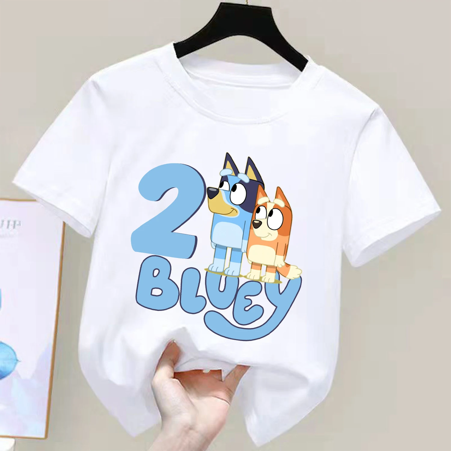 T-shirt Blueys per bambini Figura di compleanno Tee Top Abiti da cartone animato Moda bianca Manica corta Bambini Anime Abbigliamento ampio Regalo