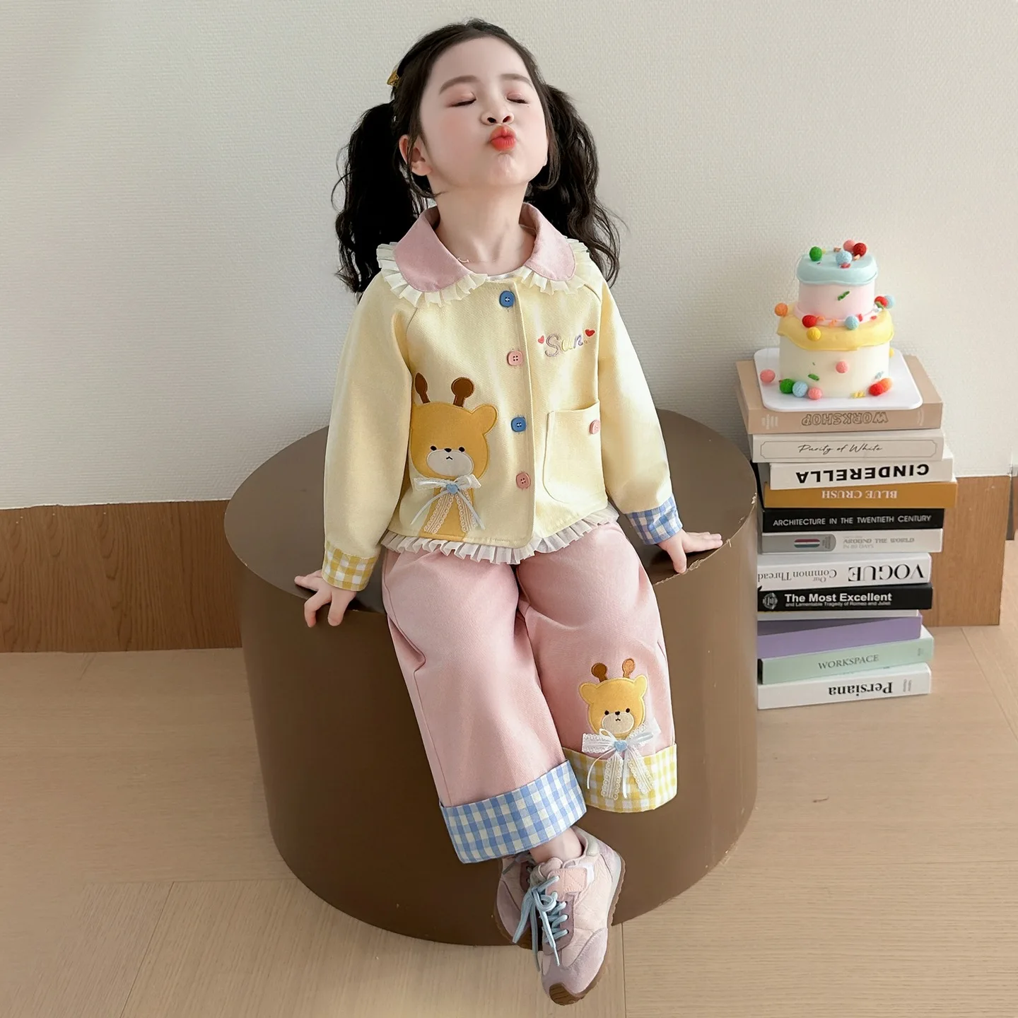 

Комплект для девочек 2026: Новинка! Детский мультяшный костюм для девочек на весну и осень, корейский стиль, модный комплект из двух предметов для маленьких девочек.