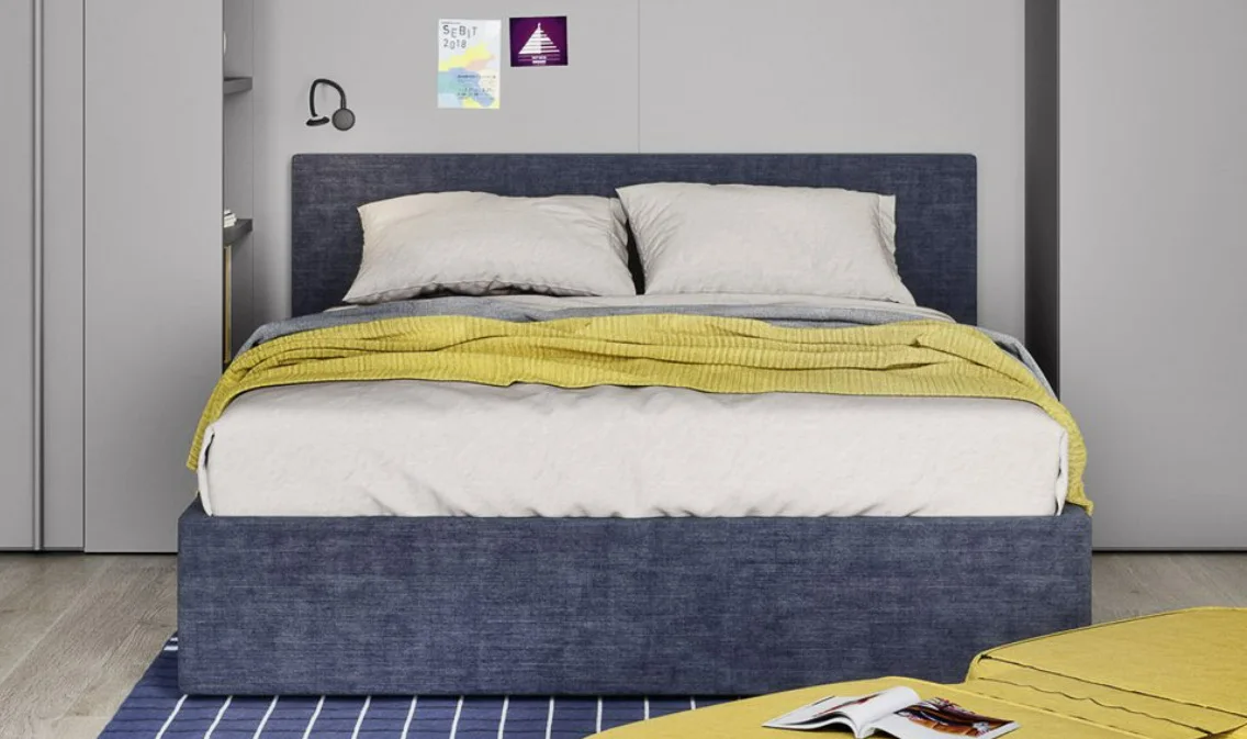 حول سرير مزدوج ناعم على الطراز القديم في العصور الوسطى، شقة صغيرة خفيفة فاخرة.