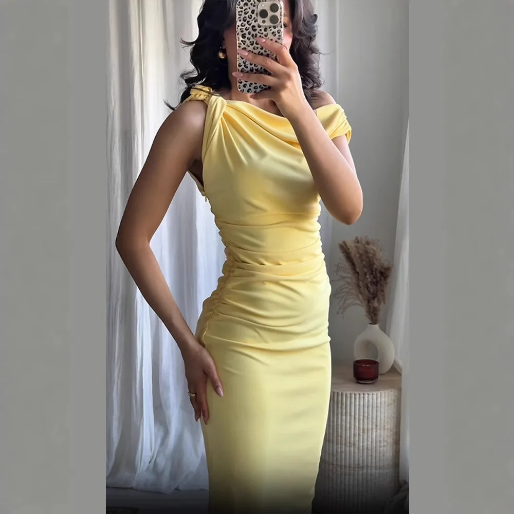 ชุดเดรสแขนกุดไหล่ลาดจีบหรูหราและเผ็ดของผู้หญิงพร้อมผ้าพันสะโพกและทรงเข้ารูปชุดเดรสยาวปานกลาง