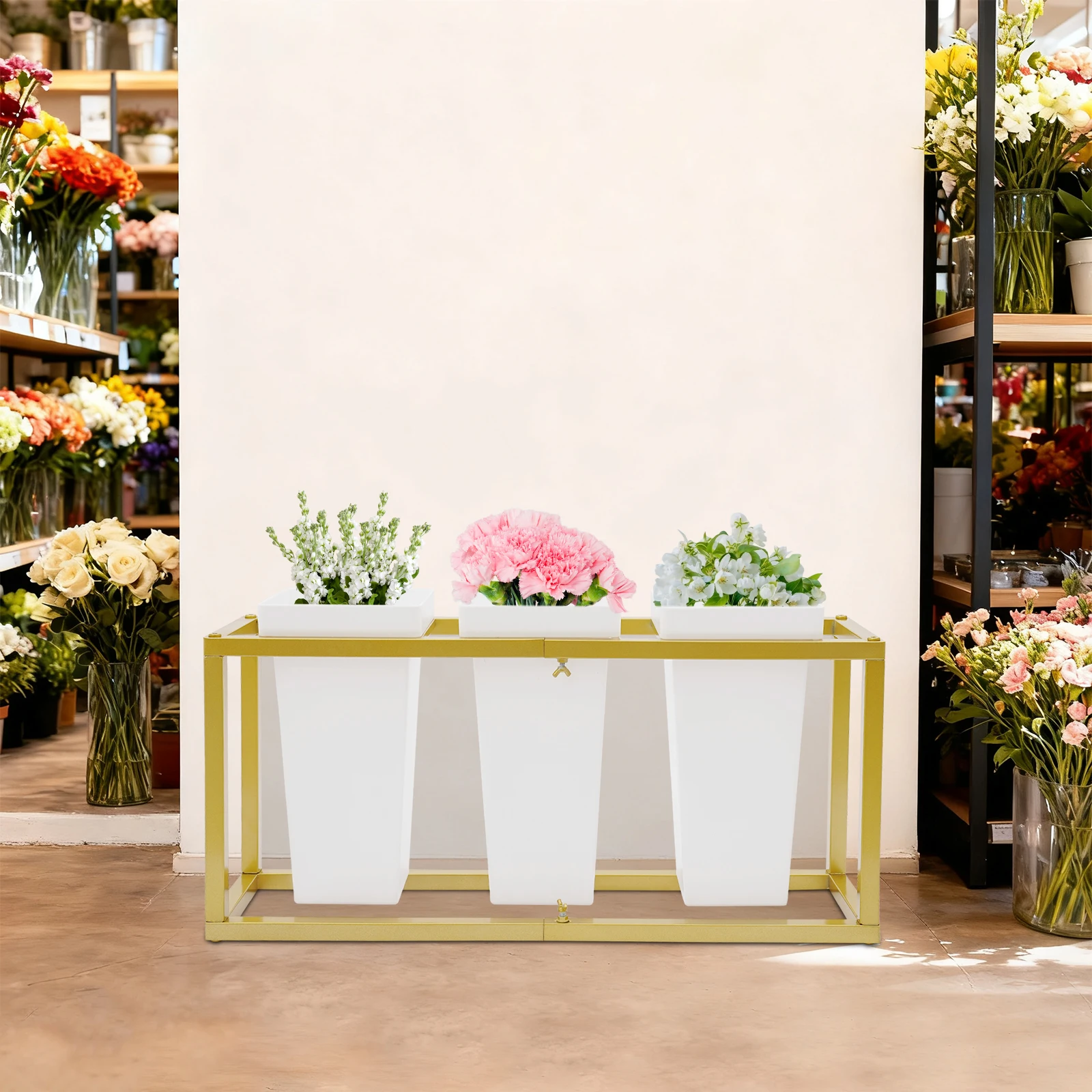 

Подставка для цветов из золотой стали 71x19x33,5 см с тремя белыми бочками зеленого цвета. Подставка для цветов.