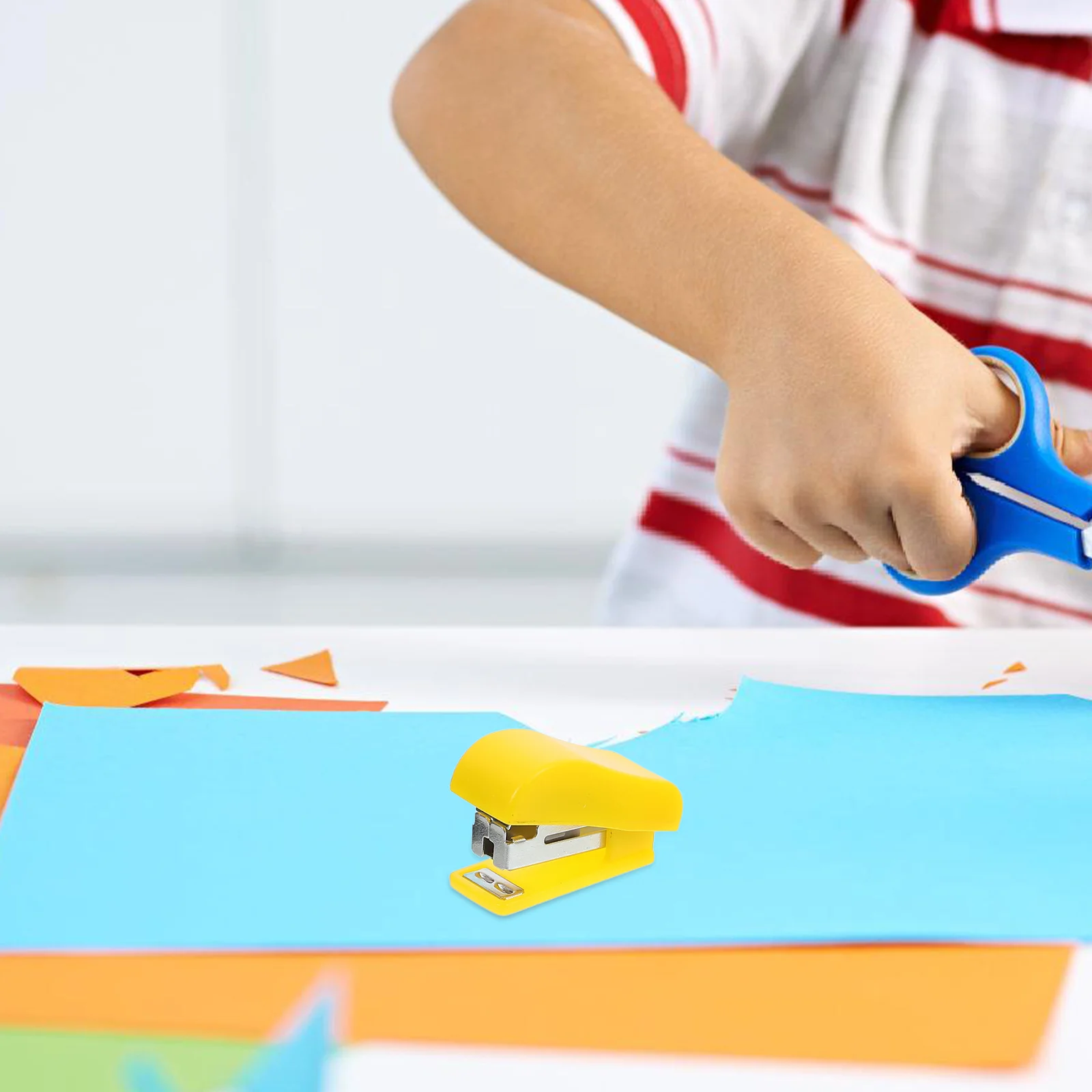 4 pezzi mini cucitrice da tavolo per cartoni animati leggera portatile per ufficio scolastico uso domestico cucitrice regalo decorativa a forma adorabile