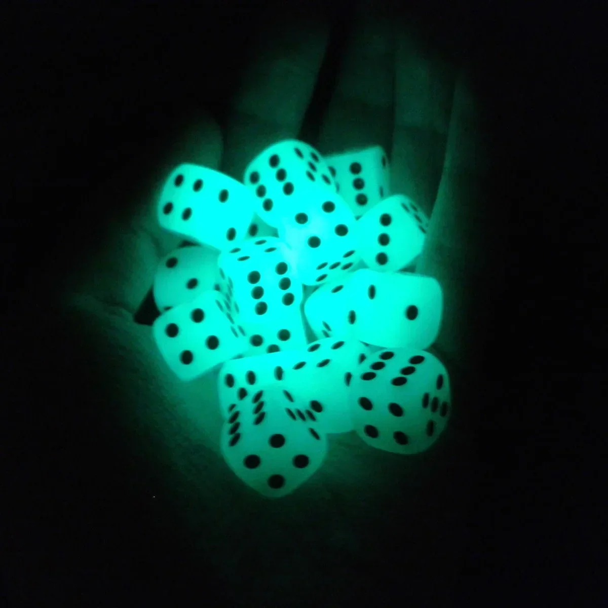 6pcs/lot Dice for Night Bar Pub KTV Glowing in The Dark Noctilcent Dice 14mm 6 Sided Round Corner Party Board Game Luminous Dice