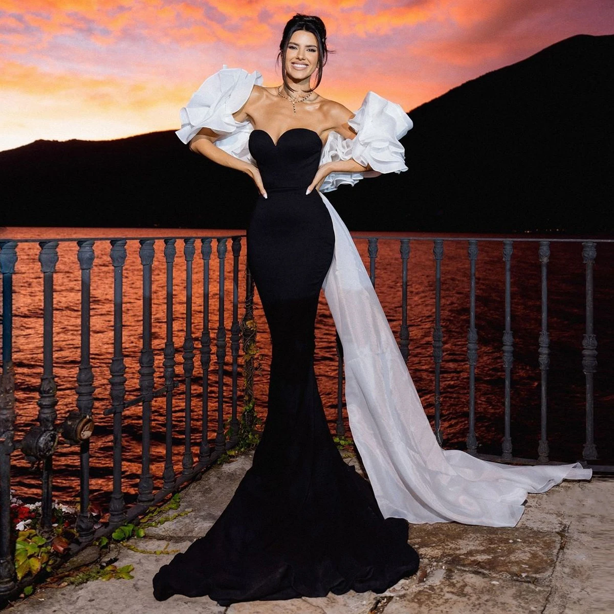 שמלות נשף שחורות פופולרי בתולת ים עם גלימה לבנה עם גלימה פרח שמלת סלבריטי ארוכה עם שמלות ערב