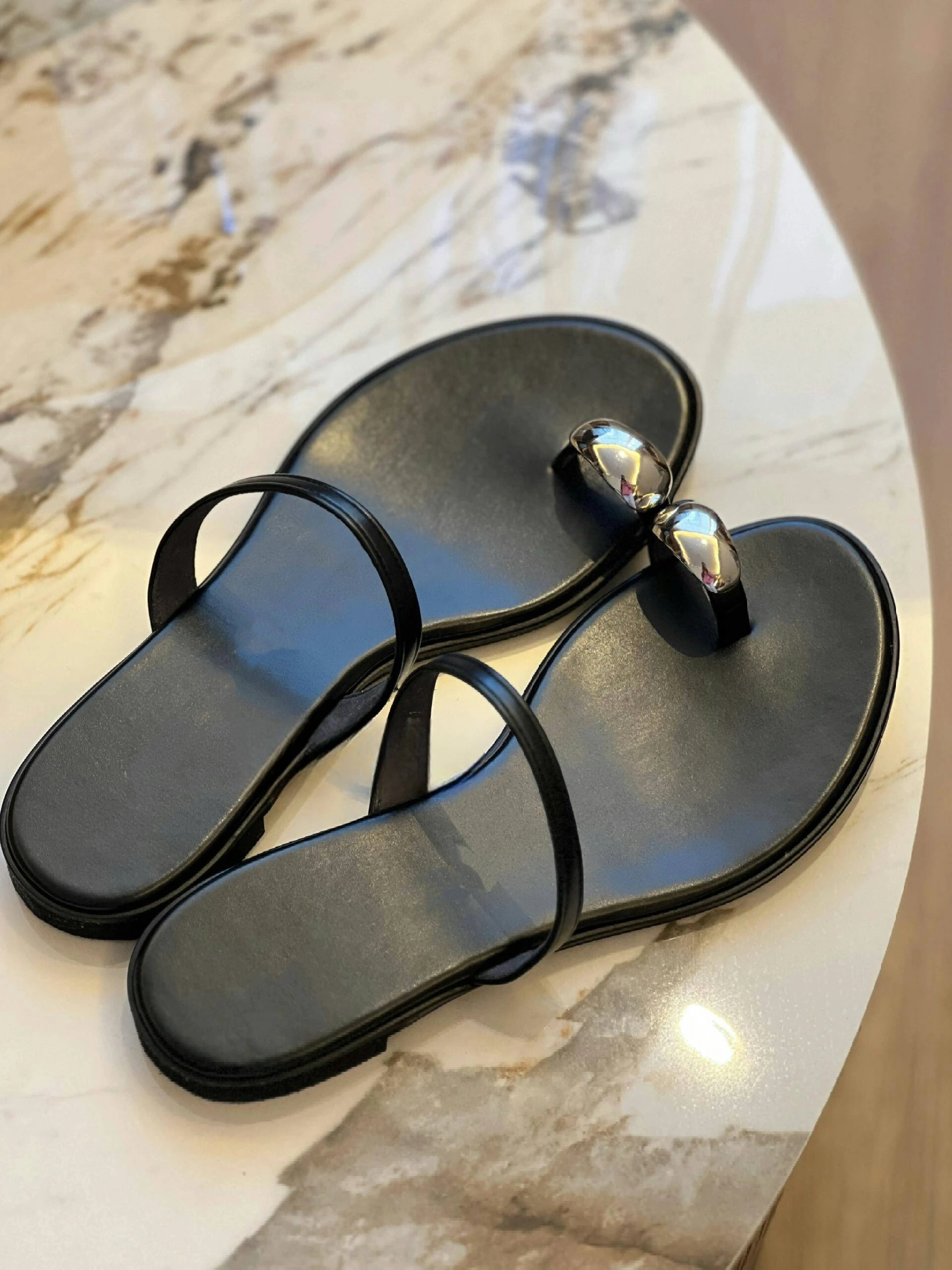 summer-new-metal-sheet-wrap-toe-flat-bottom-sandals-women-casual-one-strap-open-toe-slippers-comfortable-rubber-sole-shoes