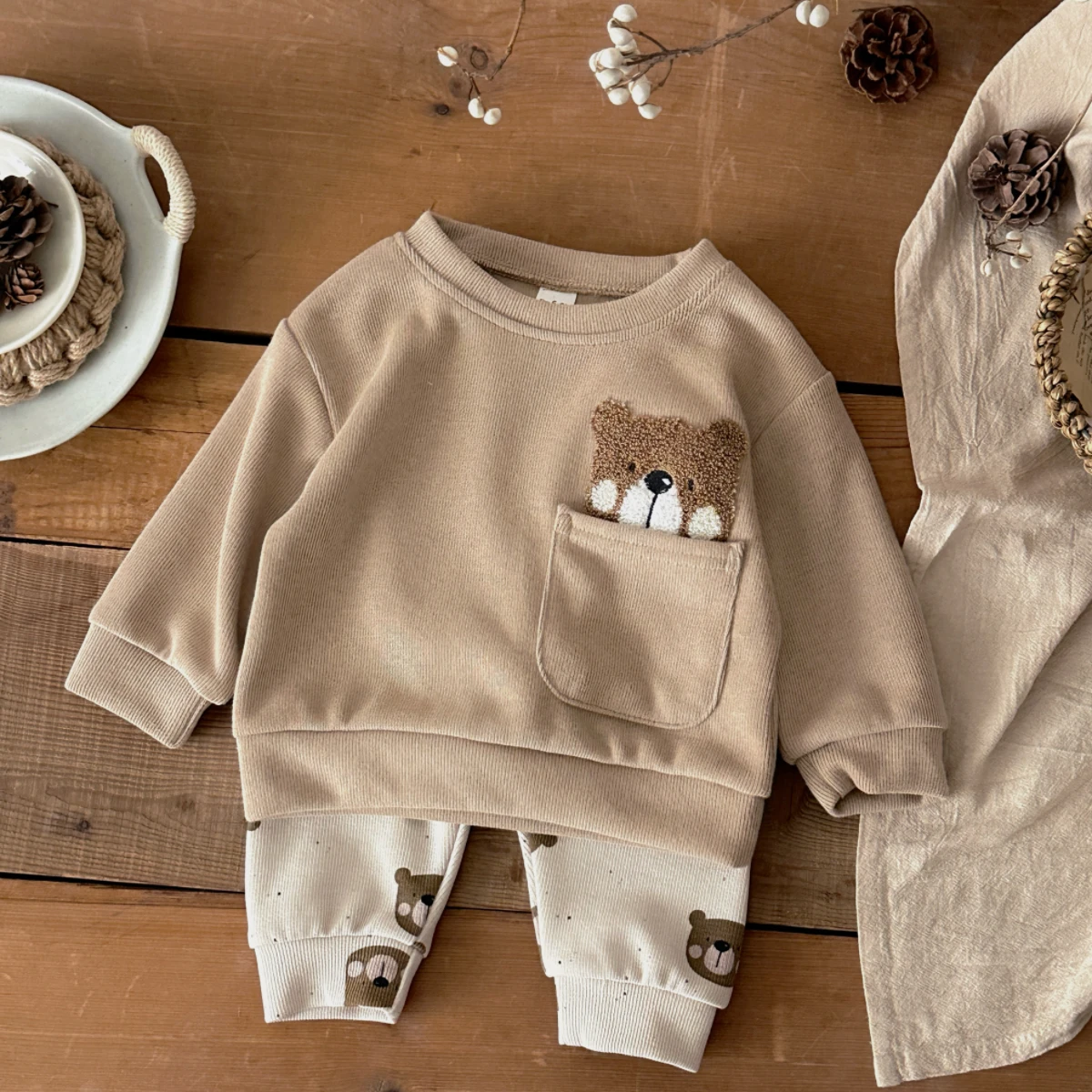 

2 шт./компл., осенняя новая одежда для малышей, костюмы для младенцев, полотенце с милым медведем, топ с вышивкой + штаны с мультяшным медведем и полным принтом, штаны для новорожденных мальчиков и девочек