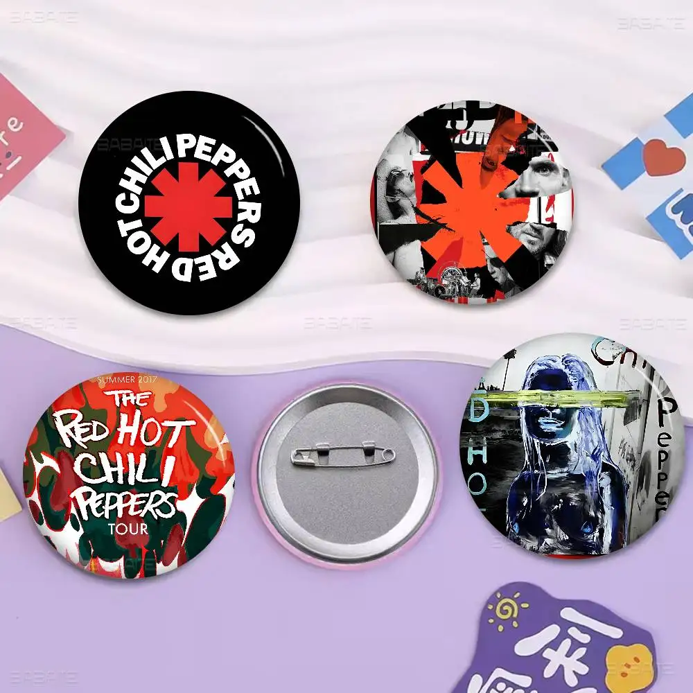 شعبية روك باند R-الأحمر الساخن C-فلفل الحار P-فلفل الإبداعية دبابيس مضحك جولة المفاجئة في بروش شارة ظهره قبعة اكسسوارات مجوهرات