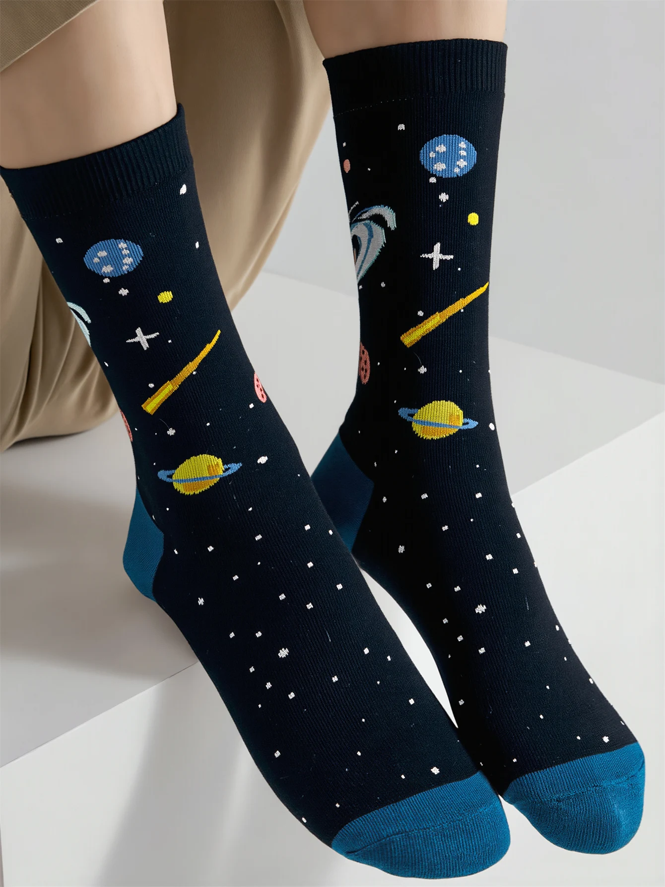 1 Paar Herren-Baumwollsocken mit Weltraum- und Galaxien-Print, originelles kosmisches Muster, mittelhohe Socken für Herren, Skateboard-Socken – Detail 5
