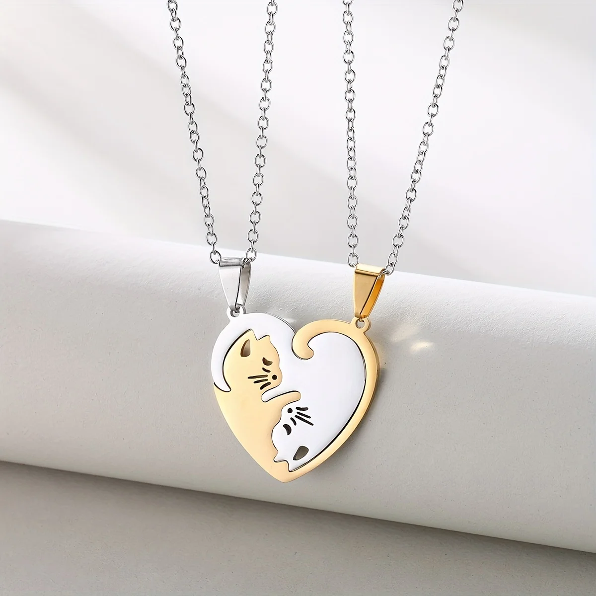 Gold- und Silber-Halsketten mit Katzenanhänger – 2-teiliges Set aus Edelstahl in Schwarz und Weiß, passende Halsketten in runder oder herzförmiger Form – Detail 6