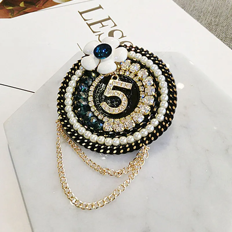 Luxury Rabbit Crown Fur Charm Simulated Pearl Brooch Pins Women Fringe Flower Ball Pearl Pendant Tassel Letter 5 Winter Brooches