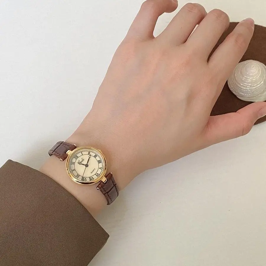 Neue Damenuhr im Vintage-Stil mit Perlmuttzifferblatt, leichter Luxus, exquisit und raffiniert, modische Quarzuhr für Studenten