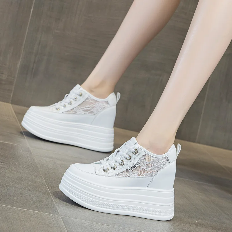 

Кожаные белые женские кроссовки на толстой подошве с внутренней танкеткой 11 см, дышащие, повседневные, новый стиль