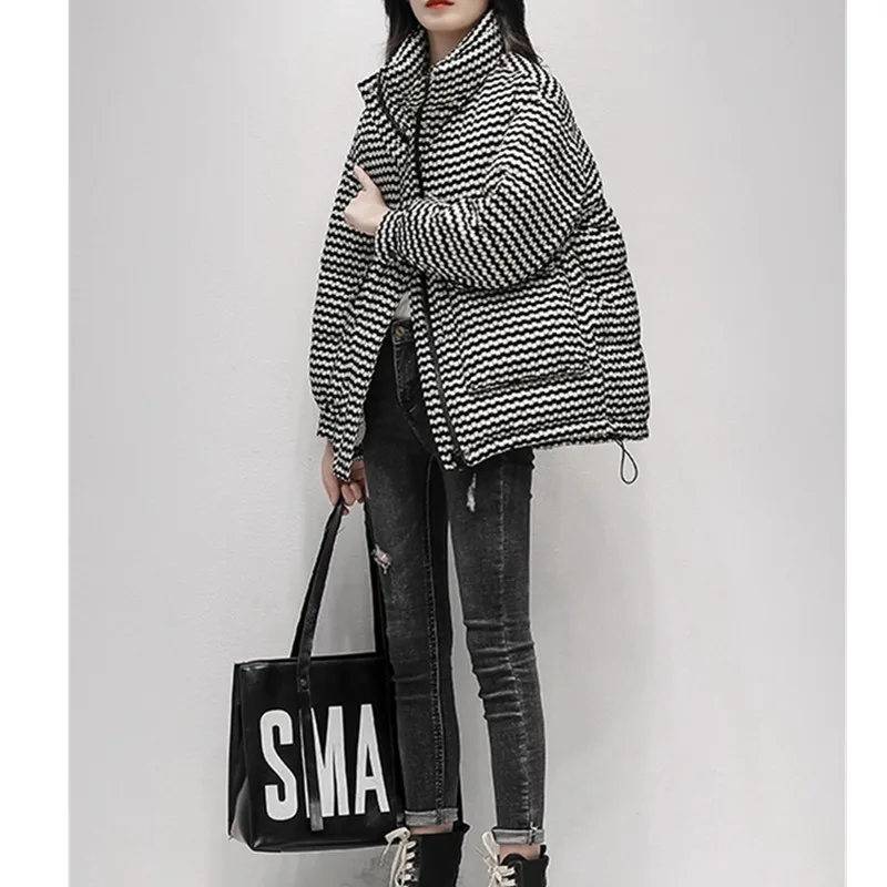 Chaqueta corta a cuadros blanca y negra para invierno, nueva versión coreana, abrigo holgado y grueso con cuello levantado, plumón de pato blanco 90%, 2025