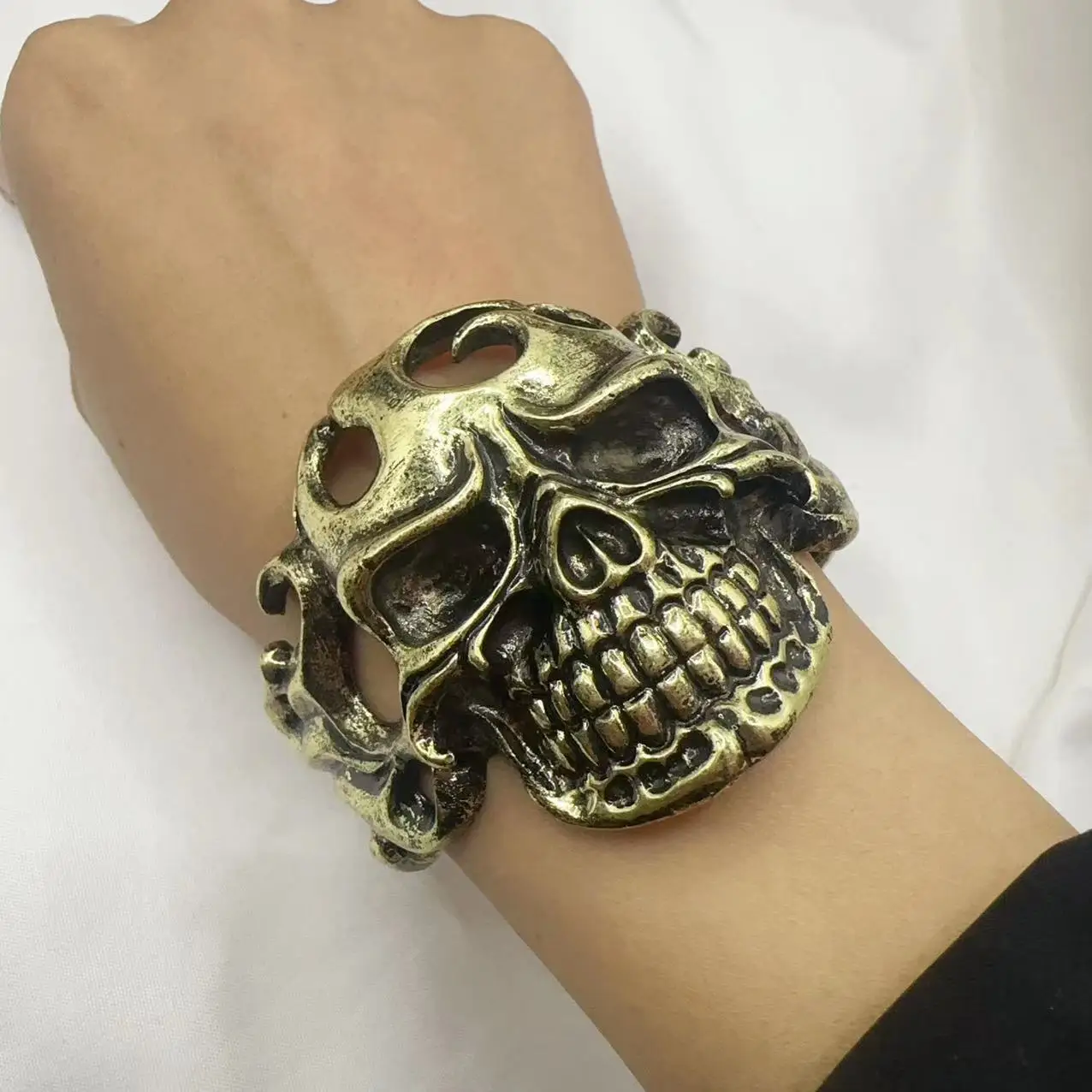 

European and American retro punk exaggerated skull Halloween opening bracelet