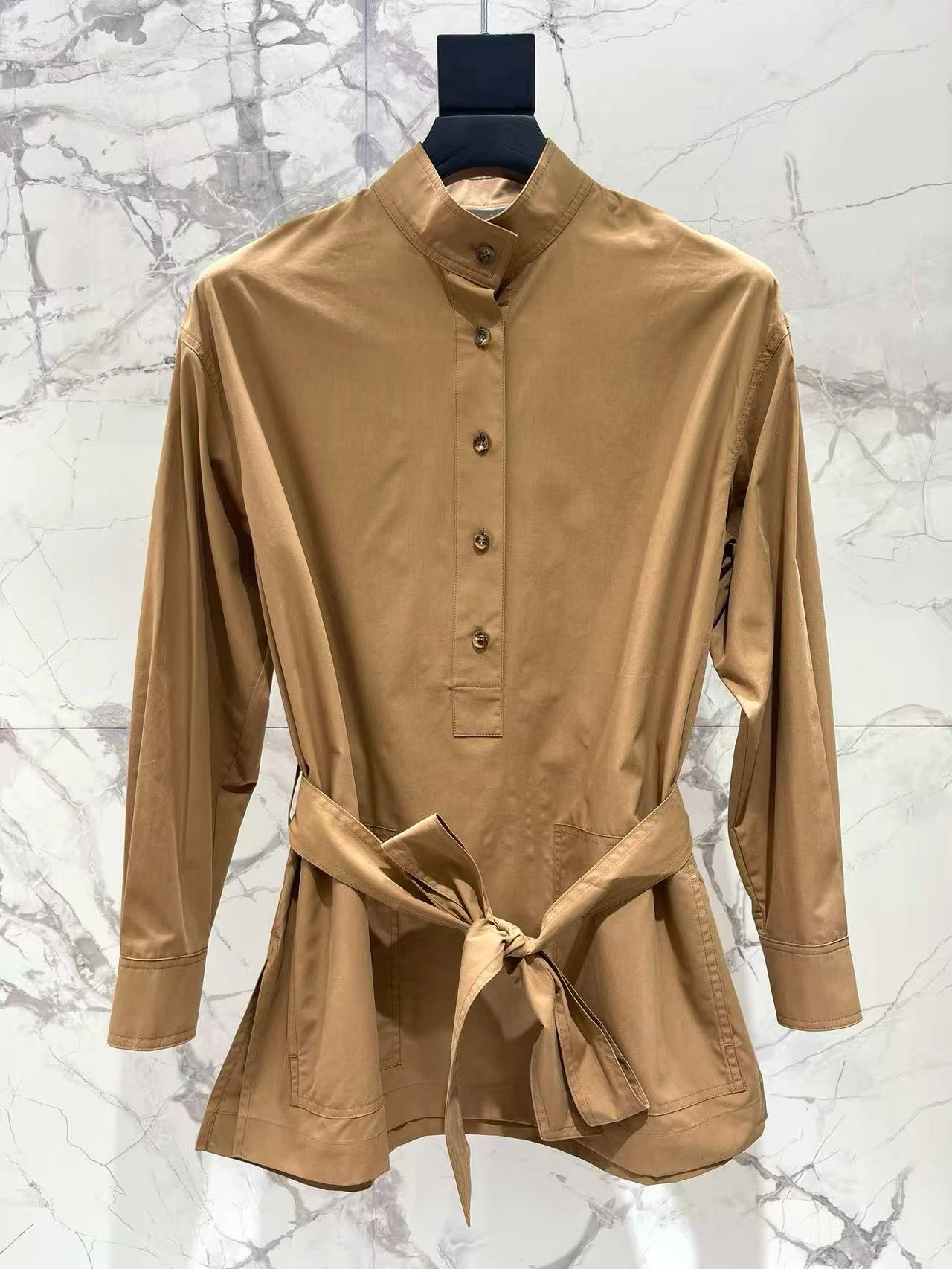 

Solid-color blouse for women, new summer 2025 style, simple and casual, suitable for daily wear, fashionable and slimming.