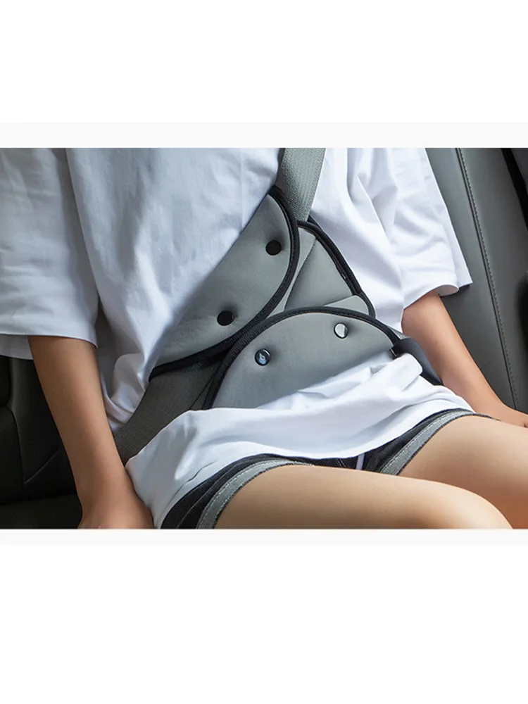 Car Child Safety Belt Triangle Holder, Made of Environmentally Friendly Cotton, Can Be Adjusted to Prevent Strangulation.