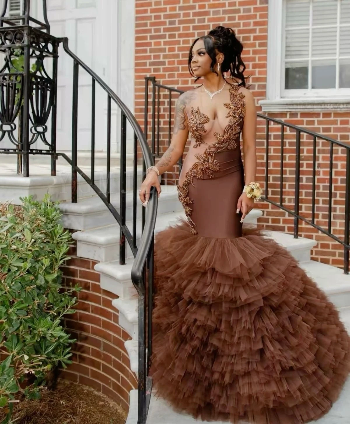 

Brown Ruffles Buttom Prom Dresses Luxury Rhinestones Black Girls Mermaid Sexy Top Mesh Evening Birthday Party Gown Gala Dress