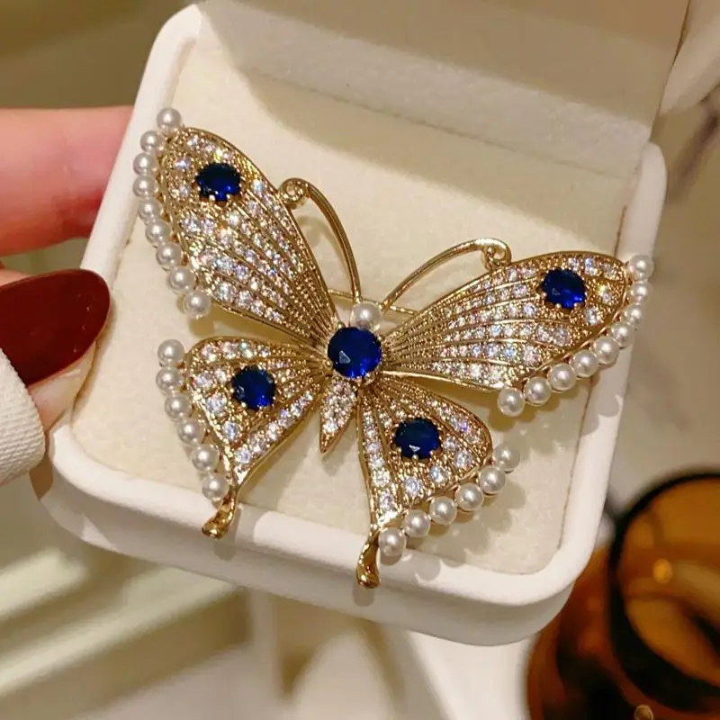 [HS]#1Pc Fashion Luxury Pearl Rhinestone Butterfly Brooches For Women Clothing Coat Accessries Gifts