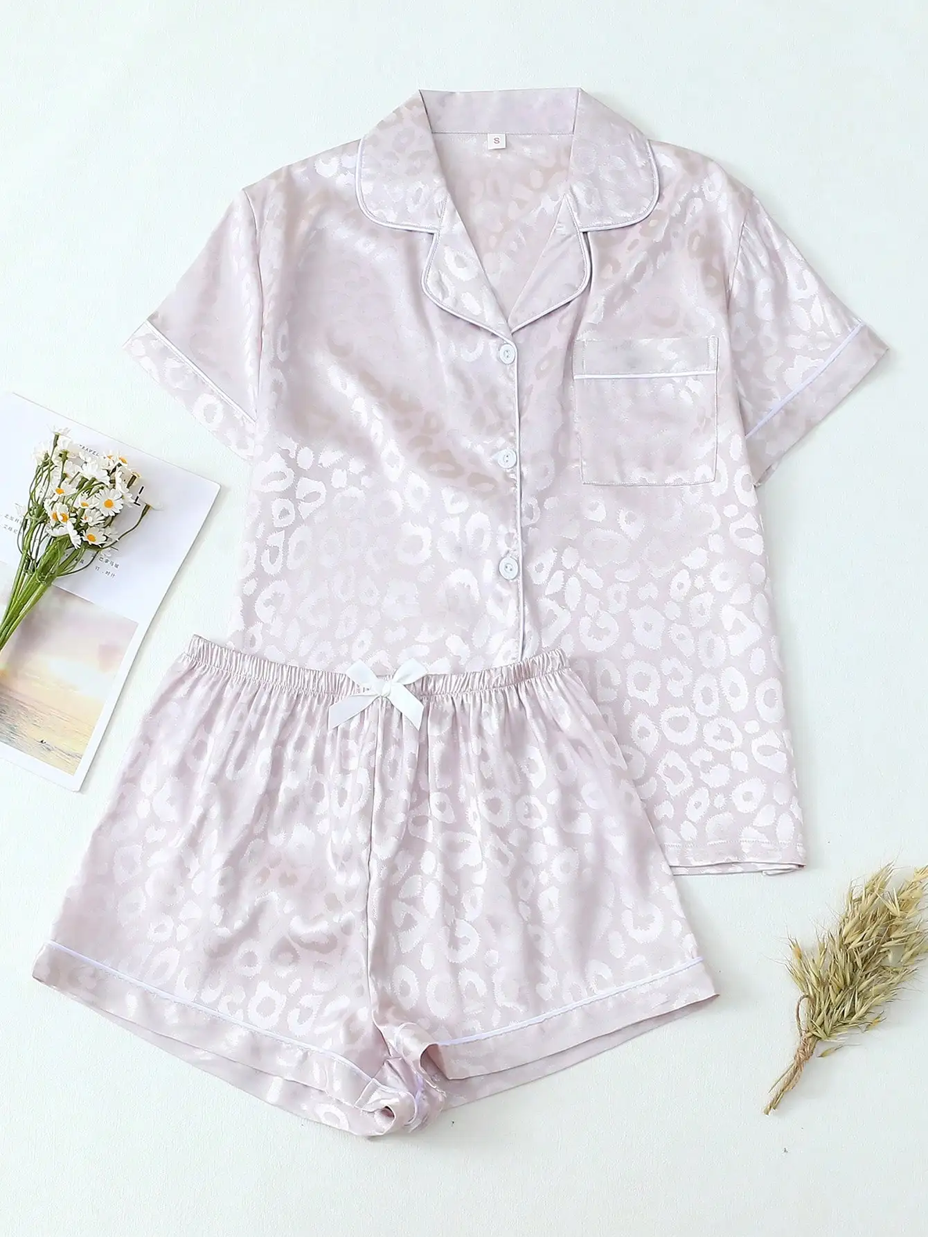 

Женский комплект пижамы из 2 предметов: атласный топ с леопардовым принтом и воротником-рубашкой, а также шорты с бантом