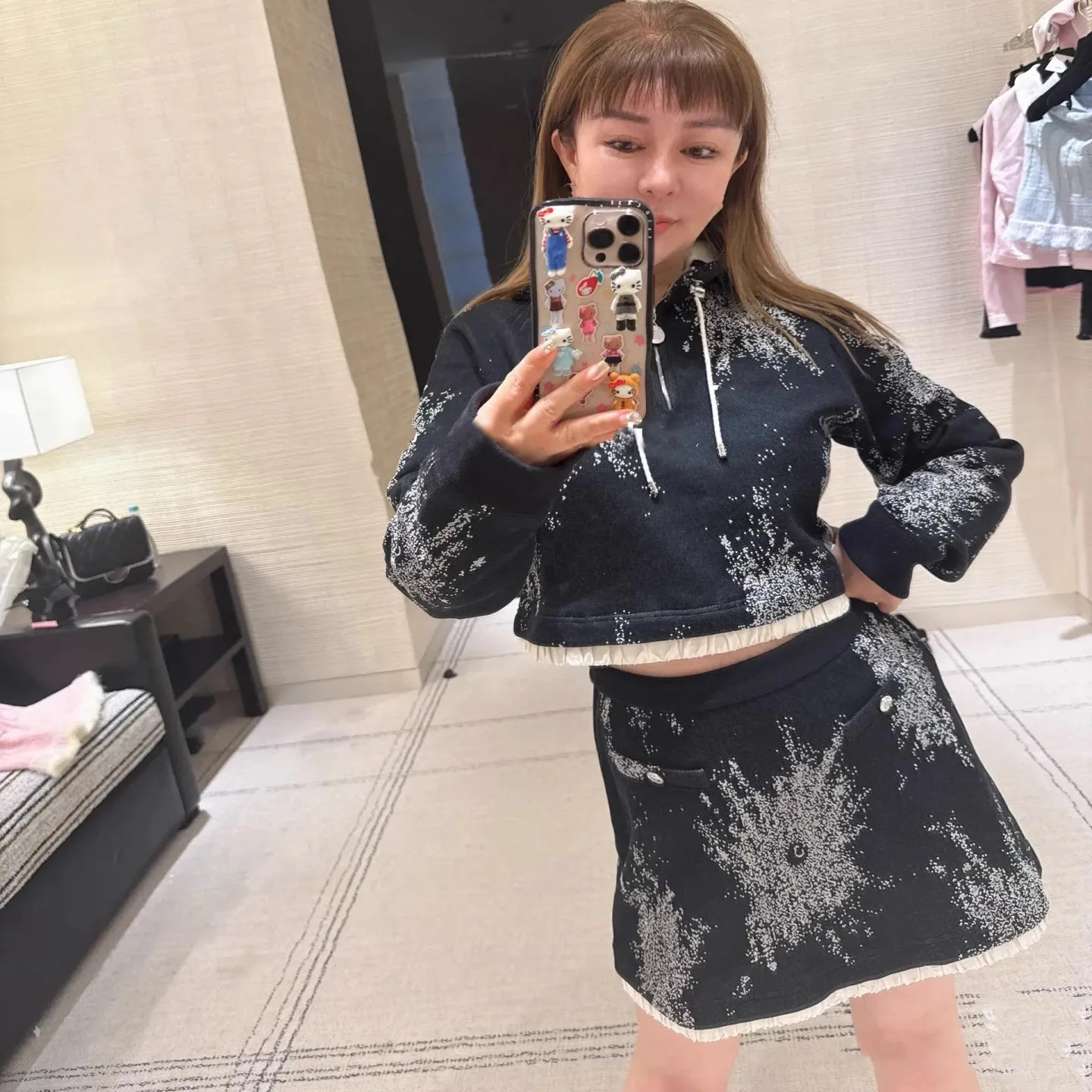 

25 осень/зима, новая черно-белая свободная толстовка с капюшоном и полуюбкой с контрастным рисунком снежинки с полным принтом