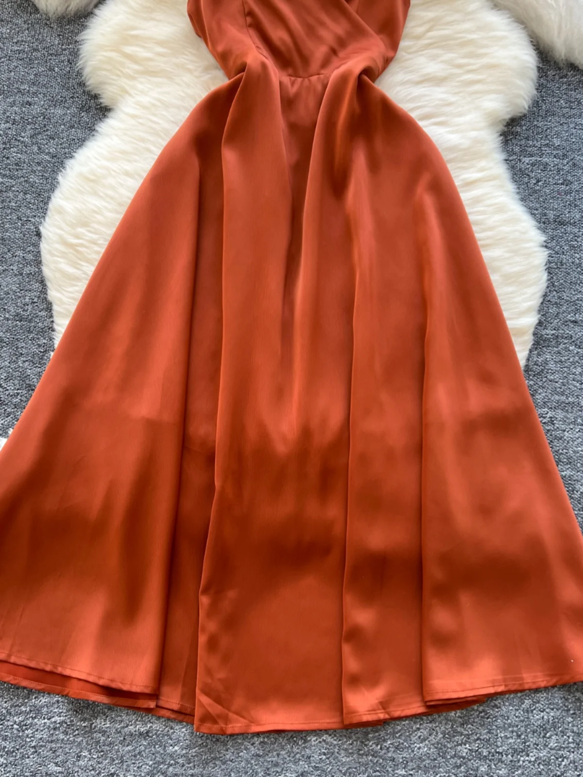 กระโปรงทรงเอ ผ้าซาติน ผ่าหน้า คอวี สายไขว้ ผู้หญิง กระชับเอว ทรงสลิม ผ้าพลิ้ว ยาว สไตล์เกาหลี