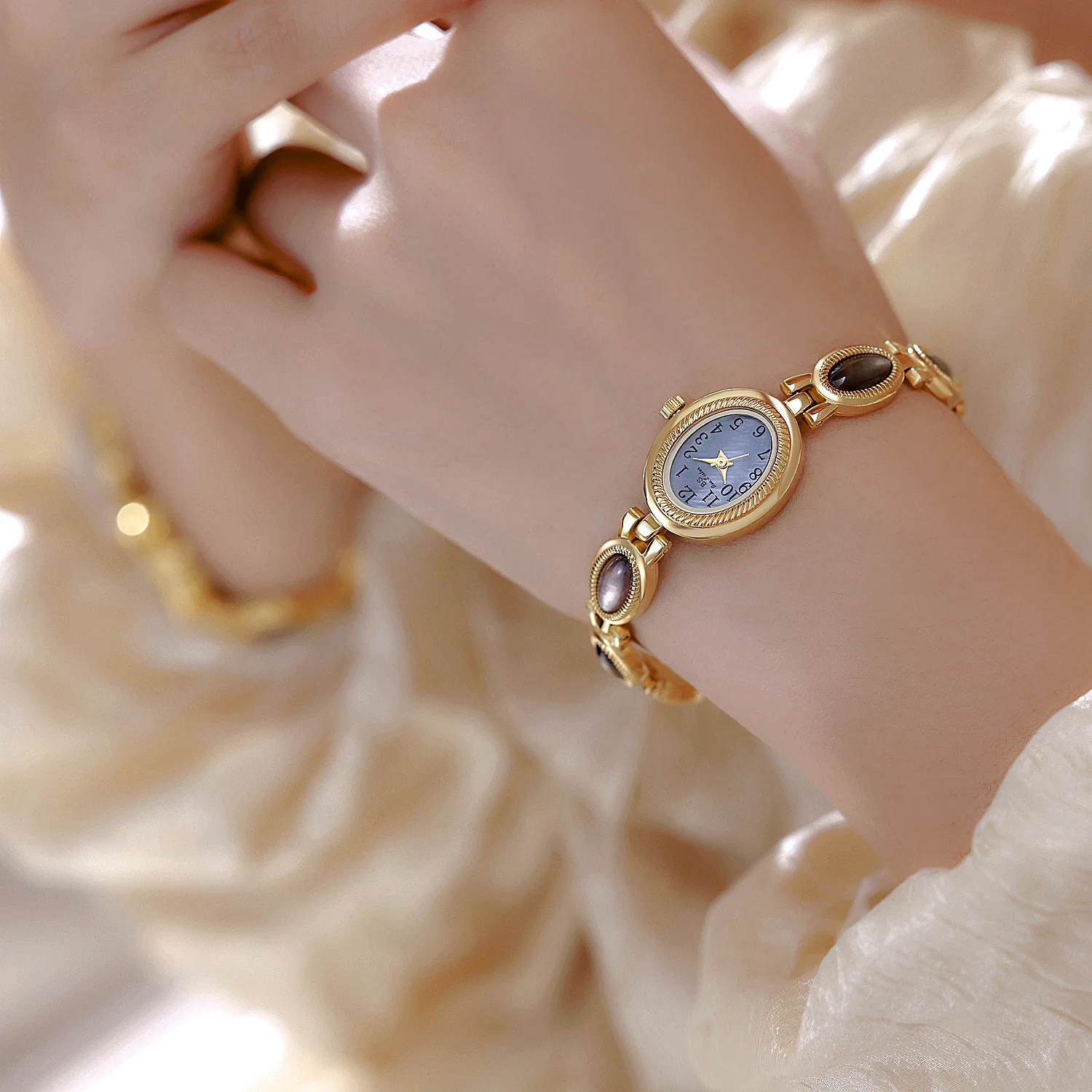 Light Luxury Watches For Woman Elegant Shell Bracelet Gold Small Dial Daily Wear Dress Clock Oval Ladies Watch Vintage