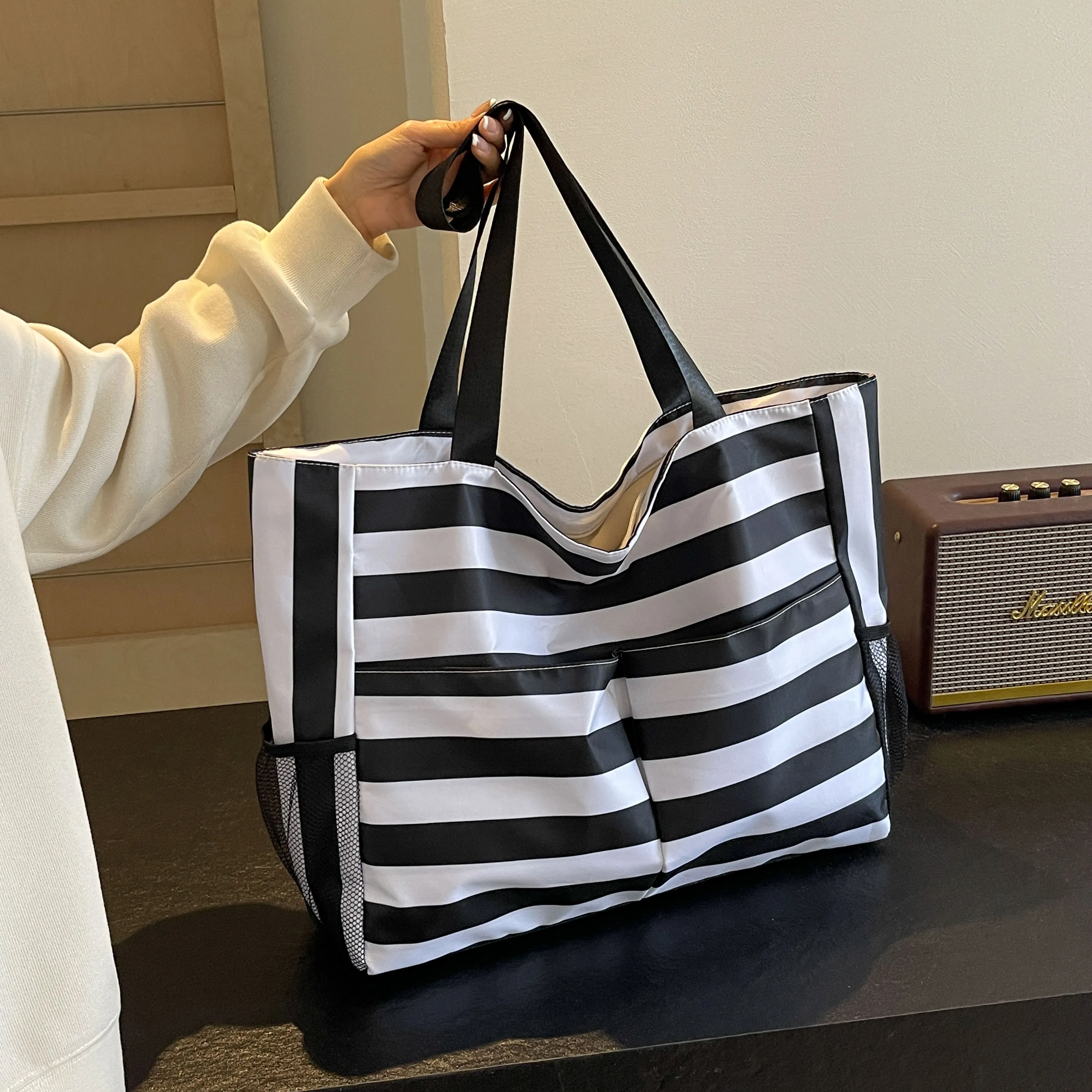 A Large Tote Bag with Multiple Pockets, Striped Shape, Suitable for Beach Vacations, Shopping Trips, Travel, Commuting.